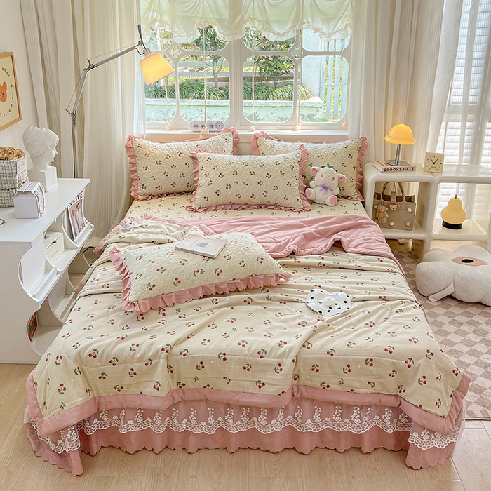 91家纺网 家纺一手货源 找家纺 金梦家居 2025新款印花小竹棉花边夹棉床盖夏被四件套 樱桃