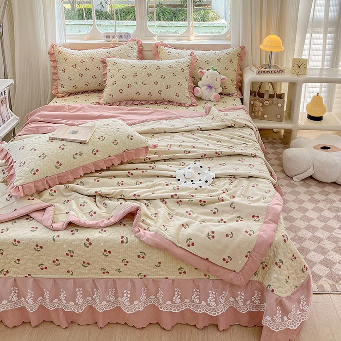 91家纺网 家纺一手货源 找家纺 金梦家居 2025新款印花小竹棉花边夹棉床盖夏被四件套 樱桃