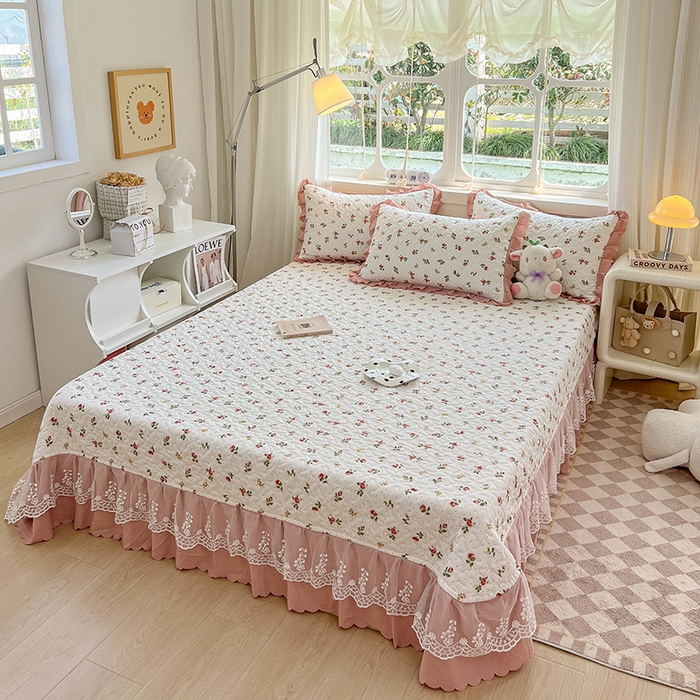 91家纺网 家纺一手货源 找家纺 金梦家居 2025新款印花小竹棉花边夹棉床盖夏被四件套 花恋