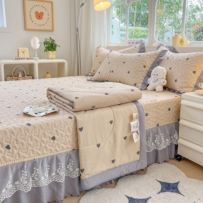 91家纺网 家纺一手货源 找家纺 金梦家居 2025新款印花小竹棉花边夹棉床盖夏被四件套 甜心