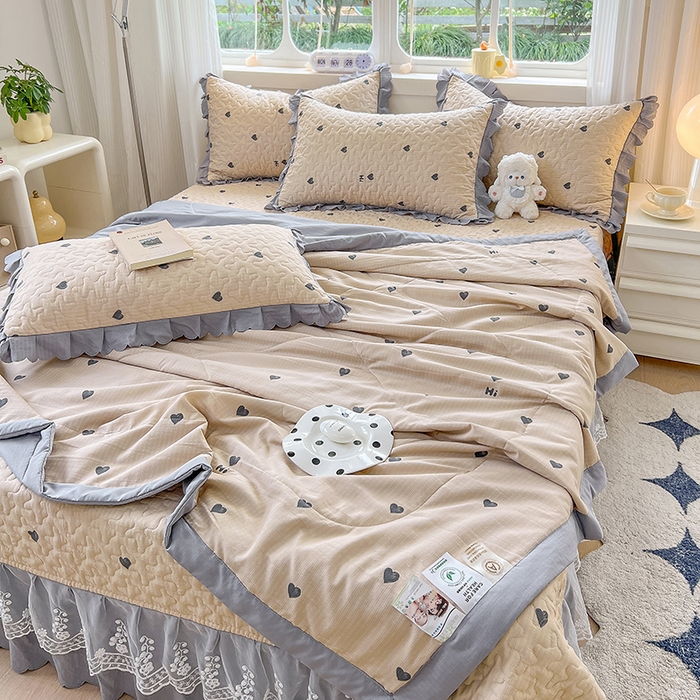 91家纺网 家纺一手货源 找家纺 金梦家居 2025新款印花小竹棉花边夹棉床盖夏被四件套 甜心