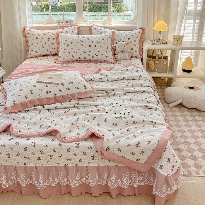 91家纺网 家纺一手货源 找家纺 金梦家居 2025新款印花小竹棉花边夹棉床盖夏被四件套 花恋