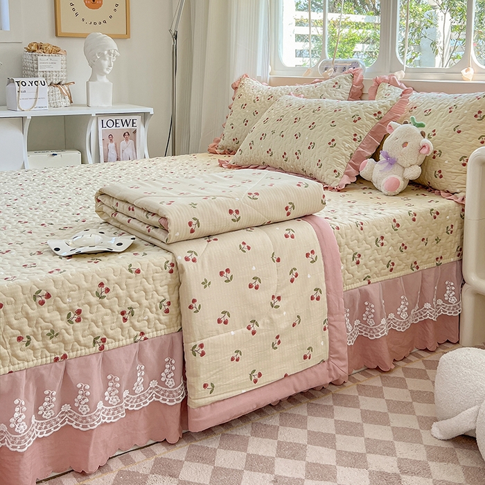 91家纺网 家纺一手货源 找家纺 金梦家居 2025新款印花小竹棉花边夹棉床盖夏被四件套 樱桃