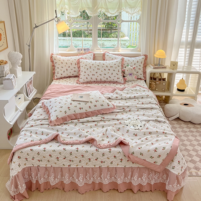 91家纺网 家纺一手货源 找家纺 金梦家居 2025新款印花小竹棉花边夹棉床盖夏被四件套 花恋