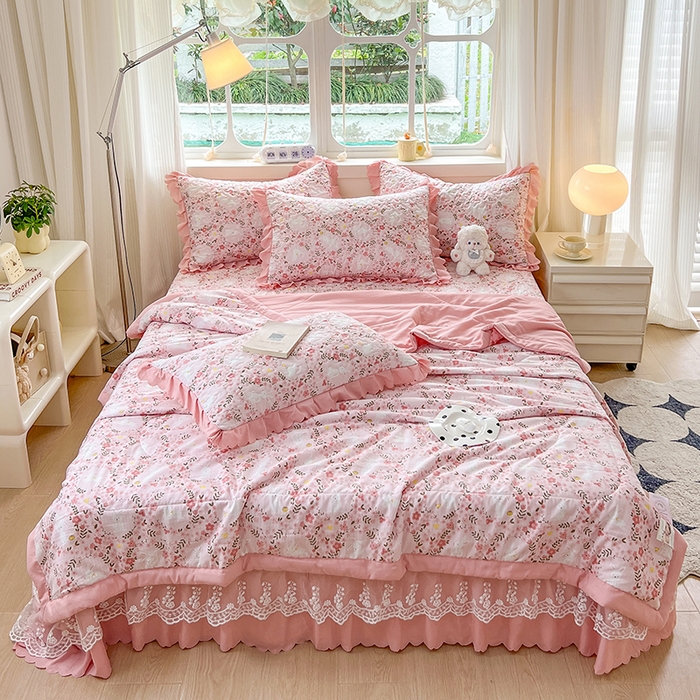 91家纺网 家纺一手货源 找家纺 金梦家居 2025新款印花小竹棉花边夹棉床盖夏被四件套 花影兔