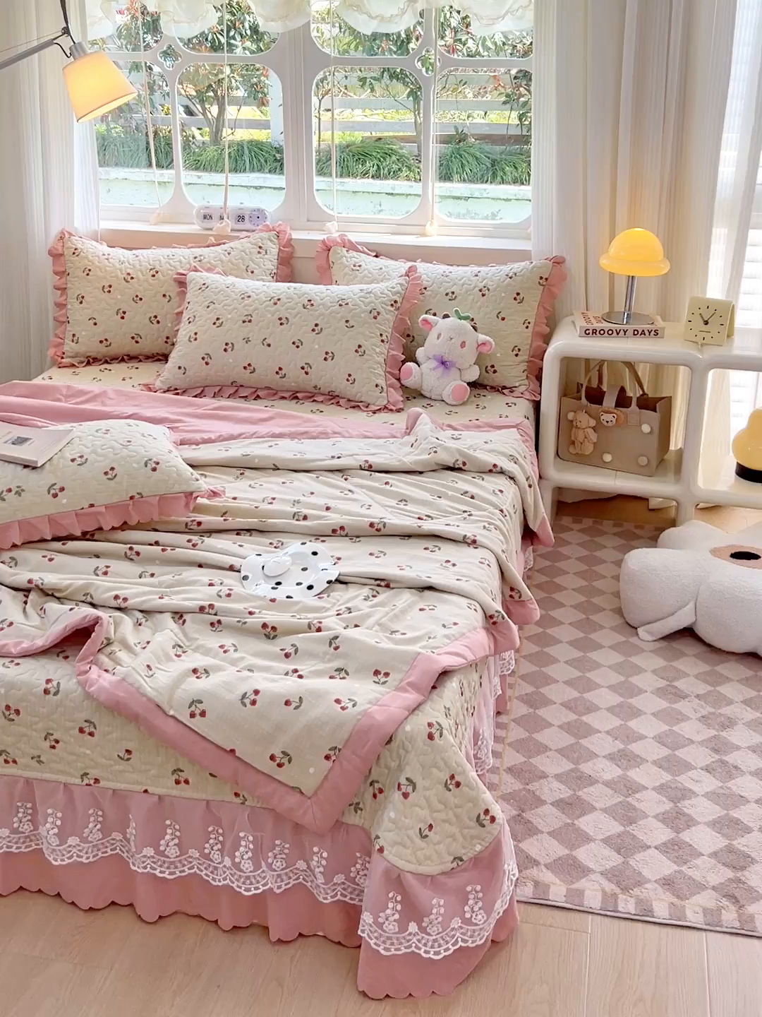 91家纺网 家纺一手货源 找家纺 金梦家居 2025新款印花小竹棉花边夹棉床盖夏被四件套 樱桃