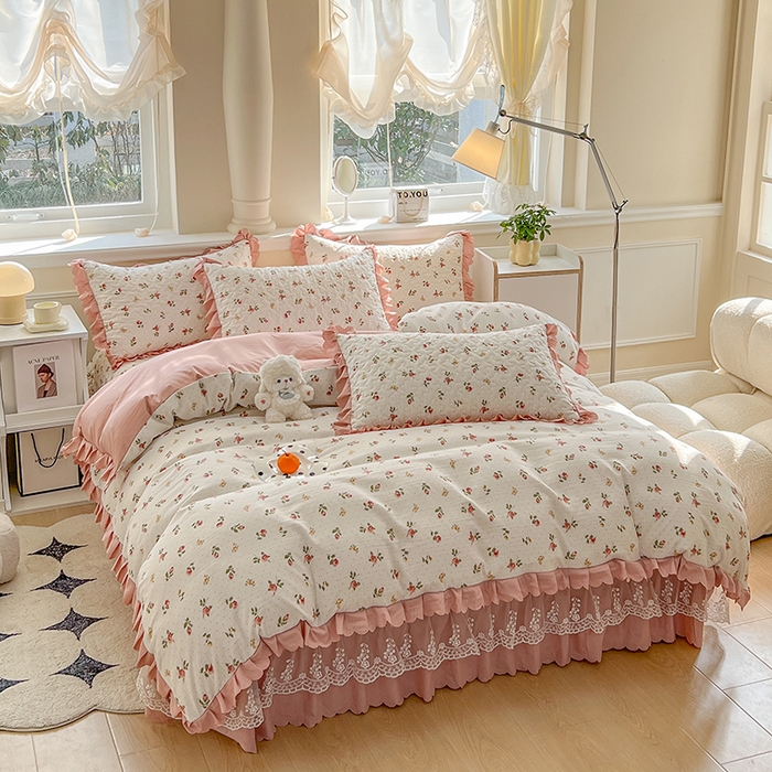 91家纺网 家纺一手货源 找家纺 金梦家居 2025新款印花小竹棉花边夹棉床盖被套四件套 花恋