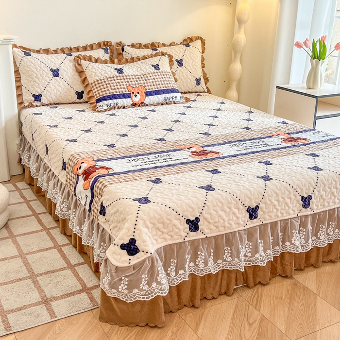 91家纺网 家纺一手货源 找家纺 金梦家居 2025新款高克重牛奶绒印花床盖四件套 宝贝熊仔