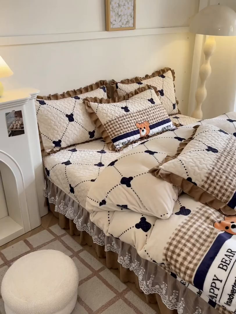 91家纺网 家纺一手货源 找家纺 金梦家居 2025新款高克重牛奶绒印花床盖四件套 宝贝熊仔