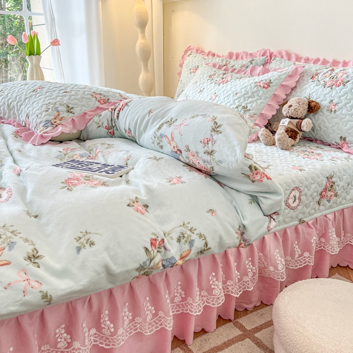 91家纺网 家纺一手货源 找家纺 金梦家居 2025新款高克重牛奶绒印花床盖四件套 欢喜小兔