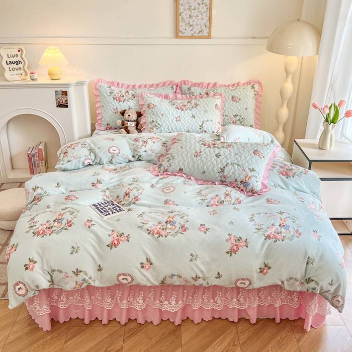 91家纺网 家纺一手货源 找家纺 金梦家居 2025新款高克重牛奶绒印花床盖四件套 欢喜小兔