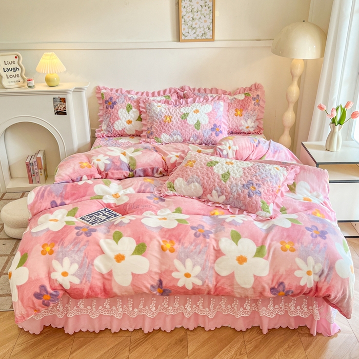 91家纺网 家纺一手货源 找家纺 金梦家居 2025新款高克重牛奶绒印花床盖四件套 浪漫花影