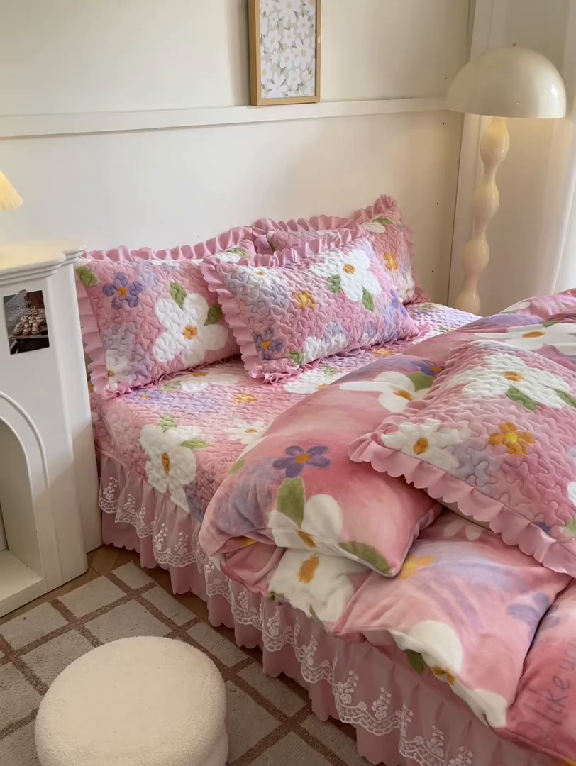 91家纺网 家纺一手货源 找家纺 金梦家居 2025新款高克重牛奶绒印花床盖四件套 浪漫花影