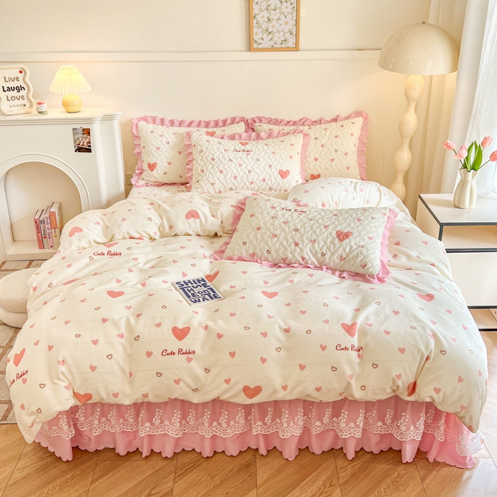 91家纺网 家纺一手货源 找家纺 金梦家居 2025新款高克重牛奶绒印花床盖四件套 满心欢喜