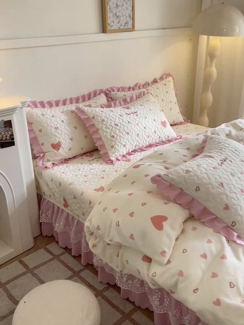 91家纺网 家纺一手货源 找家纺 金梦家居 2025新款高克重牛奶绒印花床盖四件套 满心欢喜