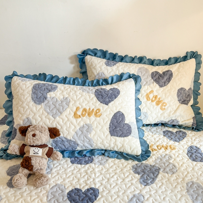 91家纺网 家纺一手货源 找家纺 金梦家居 2025新款高克重牛奶绒印花床盖四件套 怦然心动