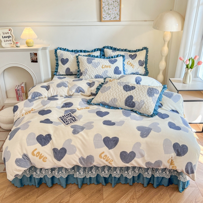 91家纺网 家纺一手货源 找家纺 金梦家居 2025新款高克重牛奶绒印花床盖四件套 怦然心动