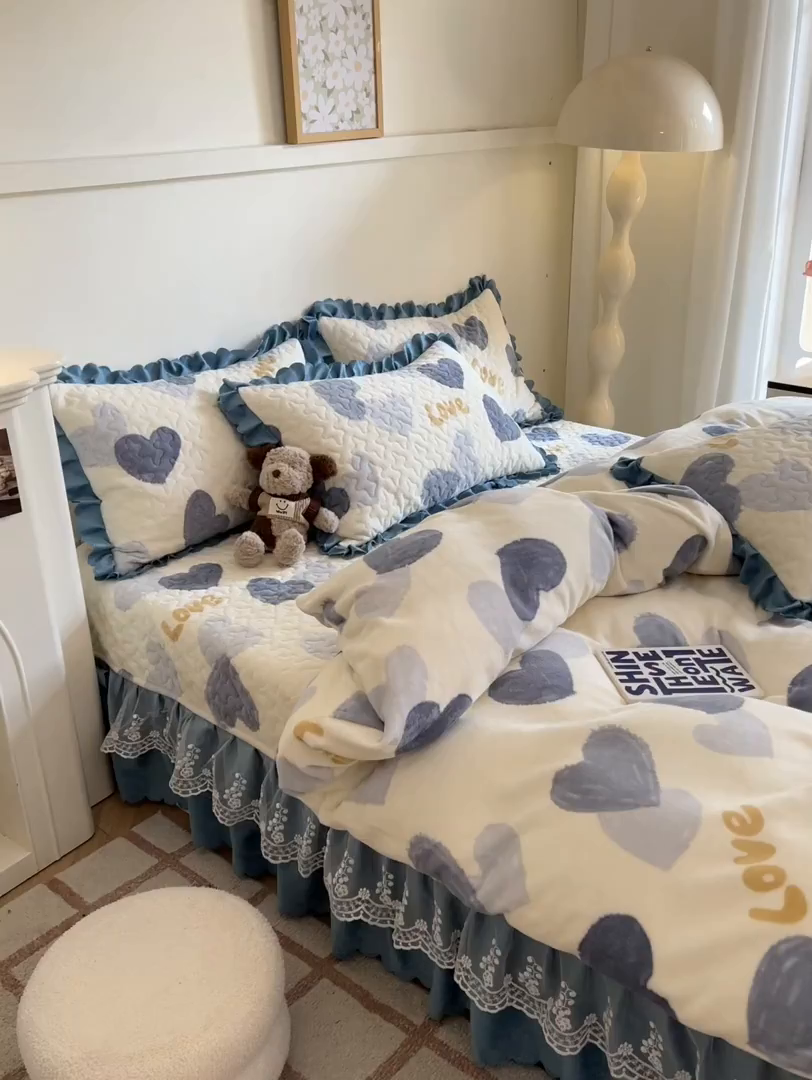 91家纺网 家纺一手货源 找家纺 金梦家居 2025新款高克重牛奶绒印花床盖四件套 怦然心动