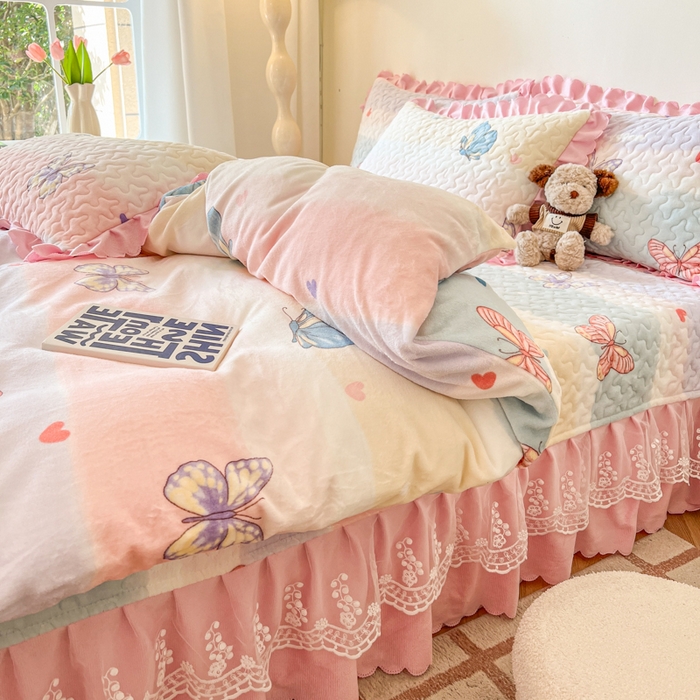 91家纺网 家纺一手货源 找家纺 金梦家居 2025新款高克重牛奶绒印花床盖四件套 翩翩起舞