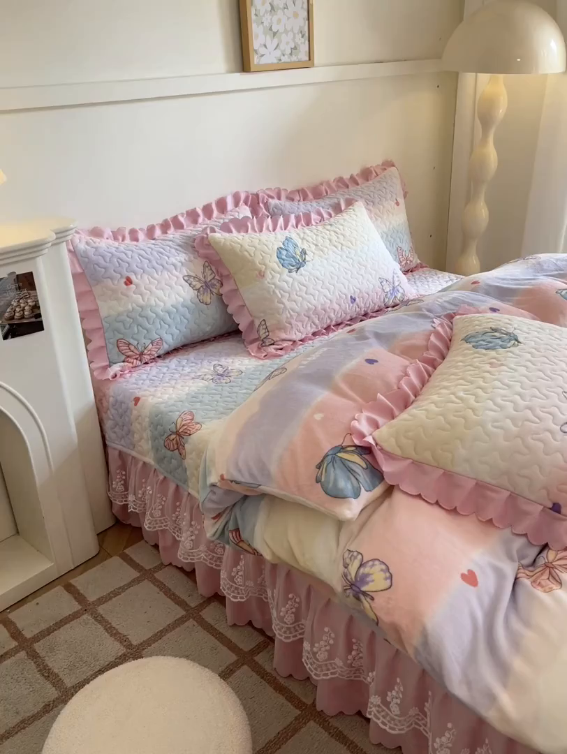 91家纺网 家纺一手货源 找家纺 金梦家居 2025新款高克重牛奶绒印花床盖四件套 翩翩起舞