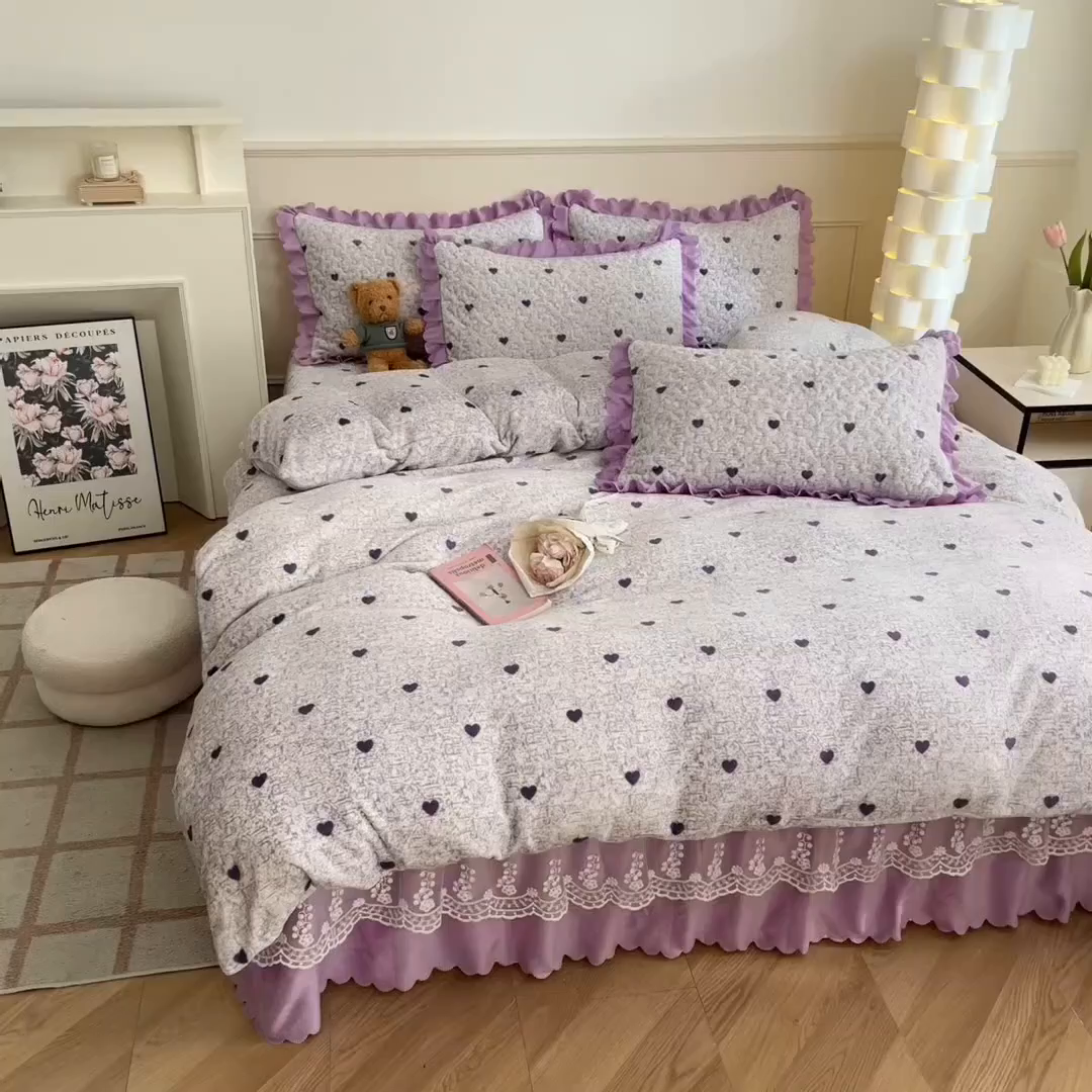 91家纺网 家纺一手货源 找家纺 金梦家居 2025新款高克重牛奶绒印花床盖四件套 紫色爱心