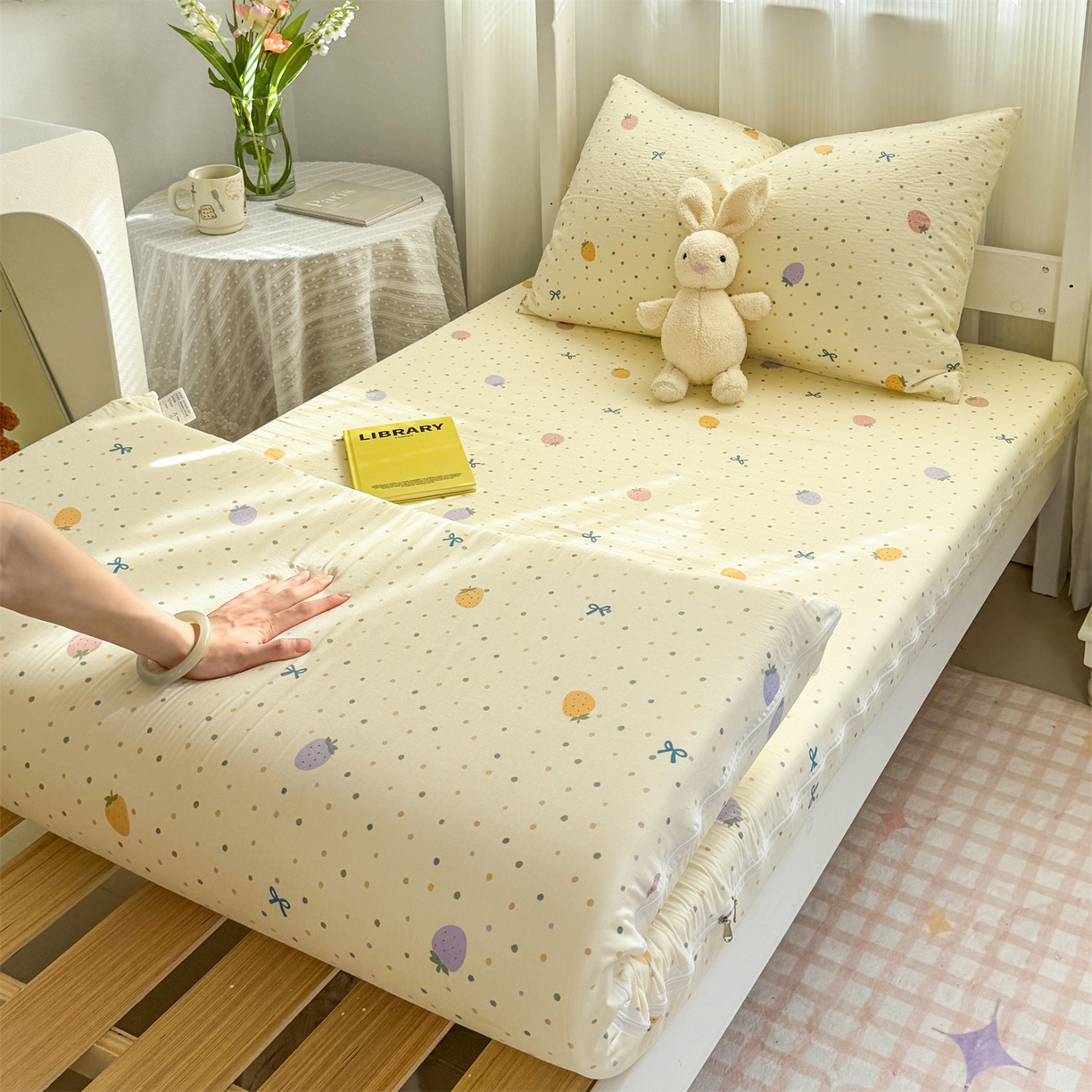 91家纺网 家纺一手货源 找家纺 多品家纺 2025新款超柔双层纱学生宿舍单品床垫套 五彩草莓