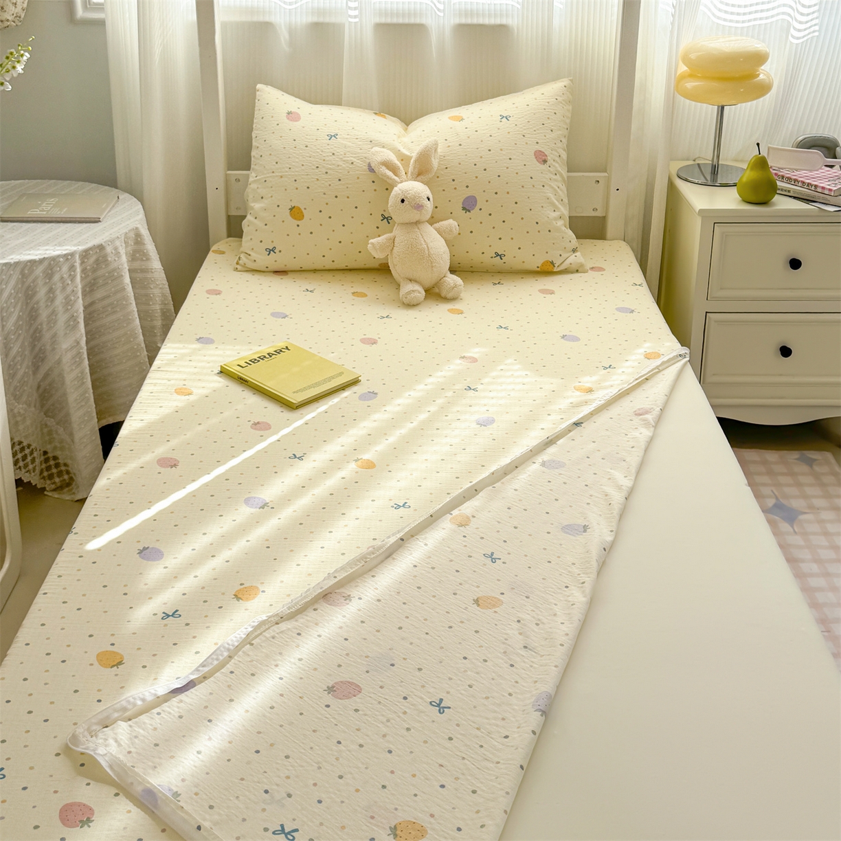 91家纺网 家纺一手货源 找家纺 多品家纺 2025新款超柔双层纱学生宿舍单品床垫套 五彩草莓