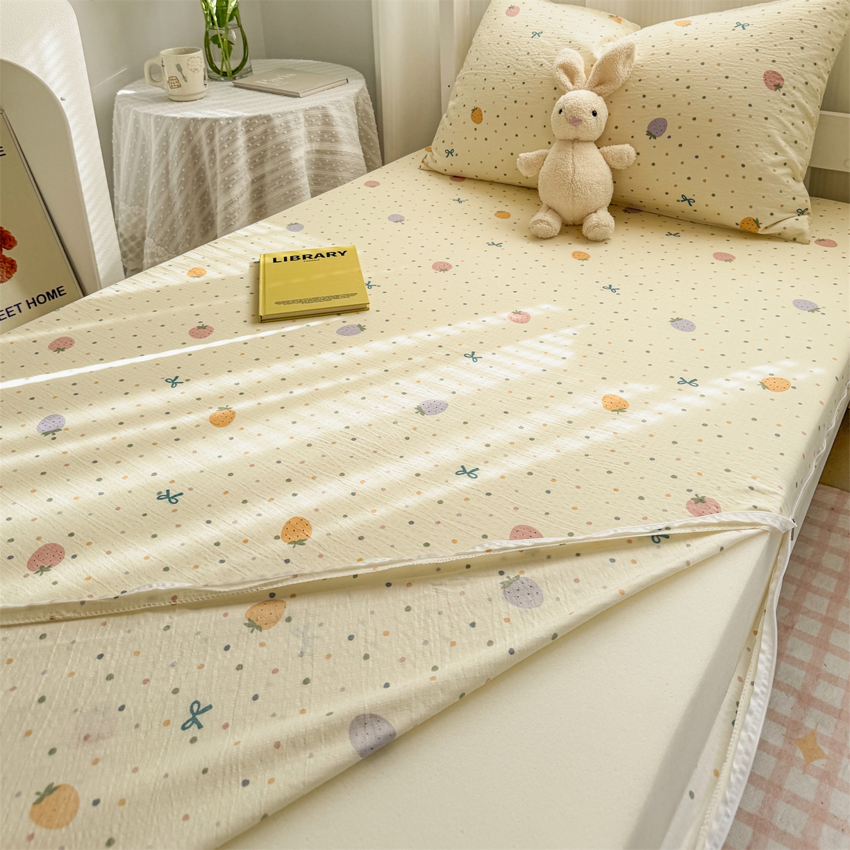 91家纺网 家纺一手货源 找家纺 多品家纺 2025新款超柔双层纱学生宿舍单品床垫套 五彩草莓