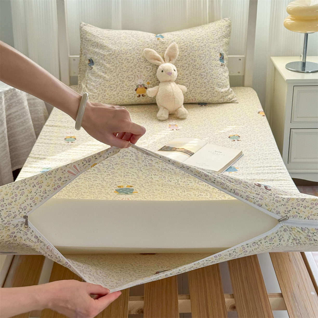 91家纺网 家纺一手货源 找家纺 多品家纺 2025新款超柔双层纱学生宿舍单品床垫套 泡芙兔兔