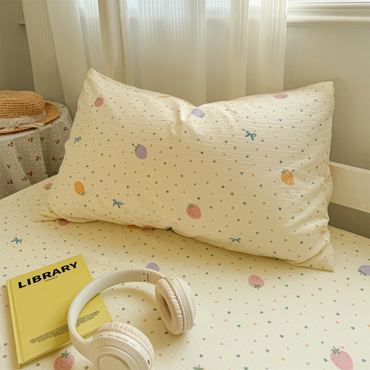 91家纺网 家纺一手货源 找家纺 多品家纺 2025新款超柔双层纱学生宿舍单品床垫套 五彩草莓