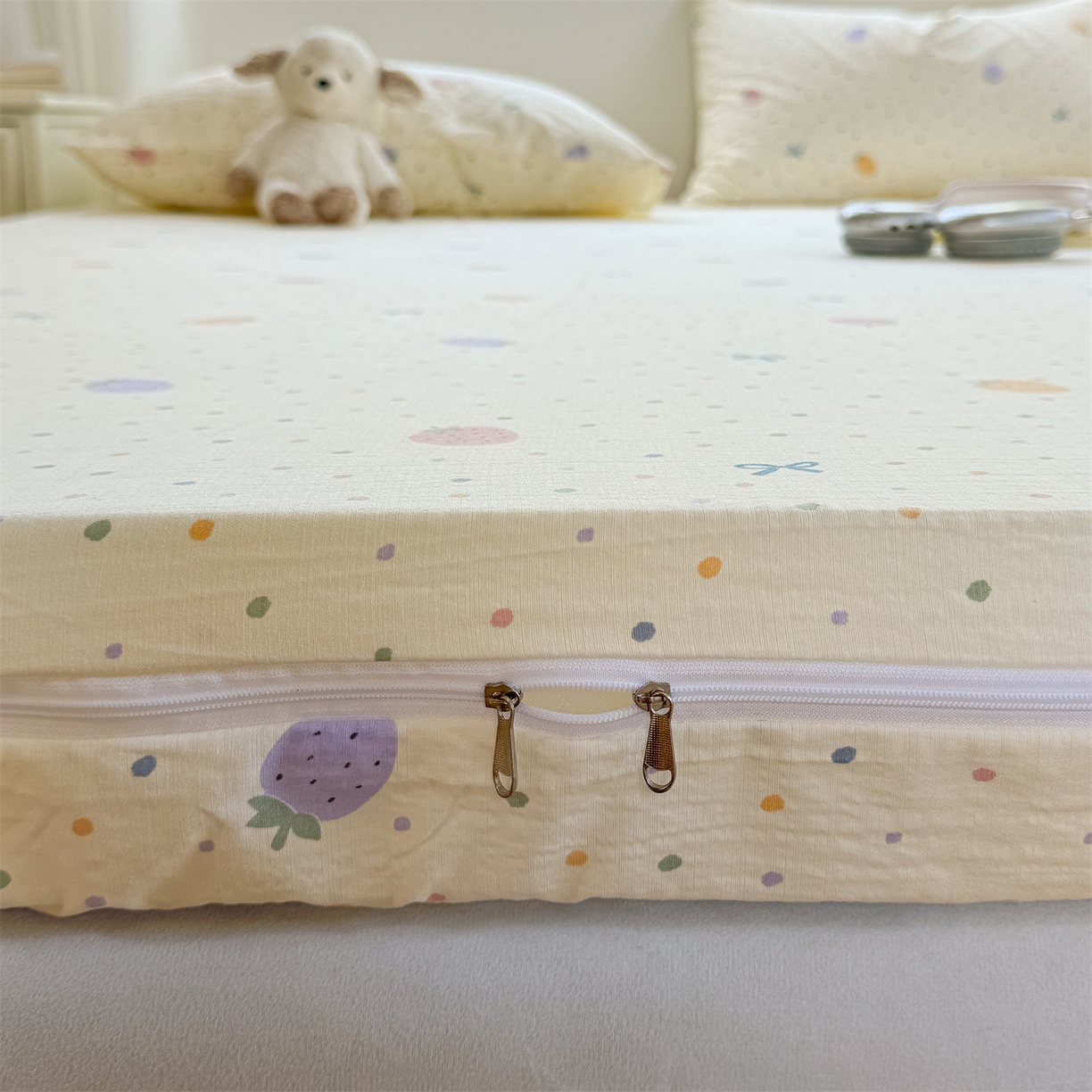 91家纺网 家纺一手货源 找家纺 多品家纺 2025新款超柔双层纱大床单品床垫套 五彩草莓