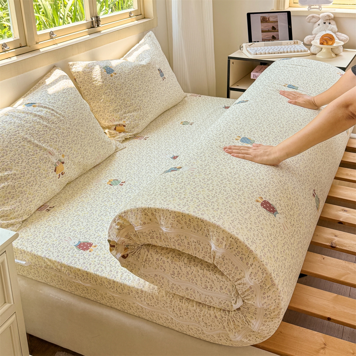 91家纺网 家纺一手货源 找家纺 多品家纺 2025新款超柔双层纱大床单品床垫套 泡芙兔兔