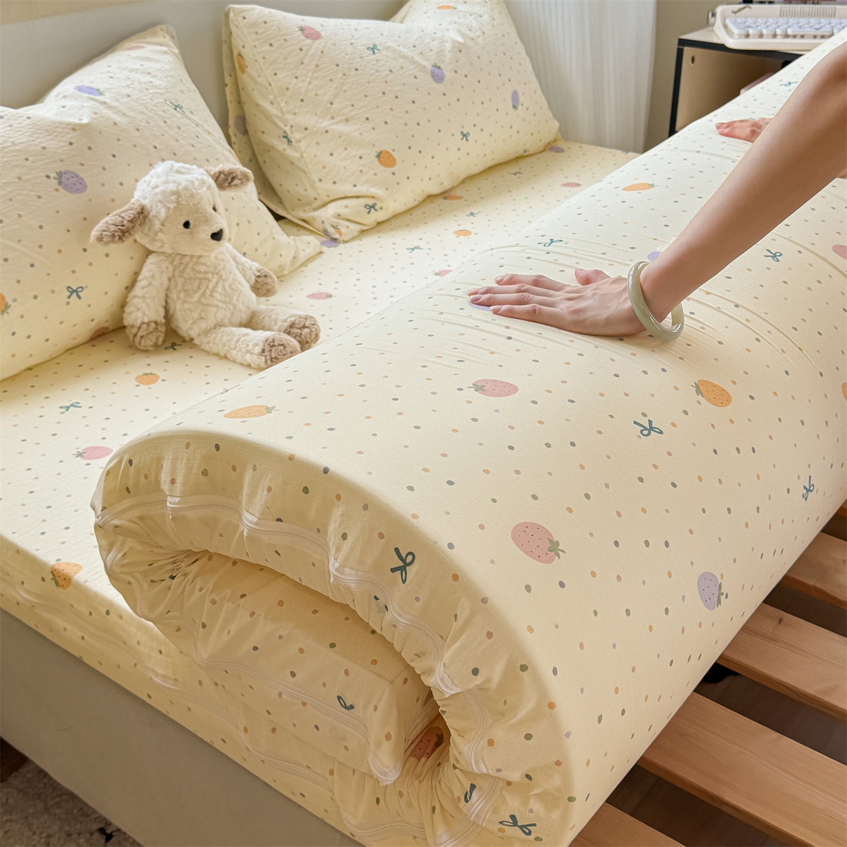 91家纺网 家纺一手货源 找家纺 多品家纺 2025新款超柔双层纱大床单品床垫套 五彩草莓