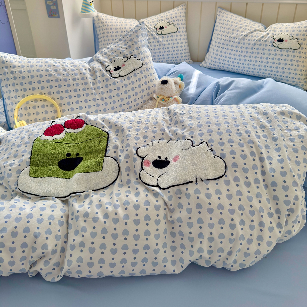 91家纺网 家纺一手货源 找家纺 罗亿家纺 2025新款云感双层纱卡通毛巾绣四件套(小清新系列)） 抹茶蛋糕狗