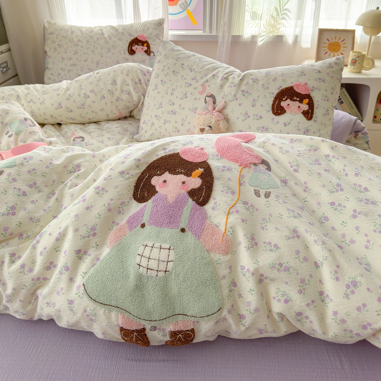 91家纺网 家纺一手货源 找家纺 罗亿家纺 2025新款云感双层纱卡通毛巾绣四件套(小清新系列)） 气球女孩