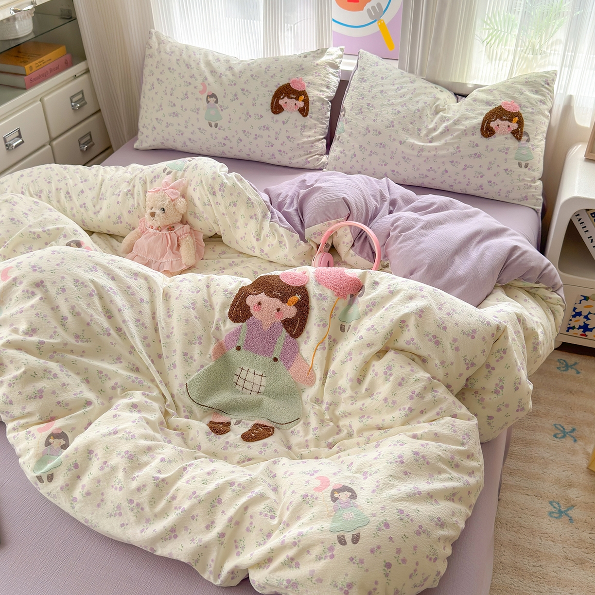 91家纺网 家纺一手货源 找家纺 罗亿家纺 2025新款云感双层纱卡通毛巾绣四件套(小清新系列)） 气球女孩