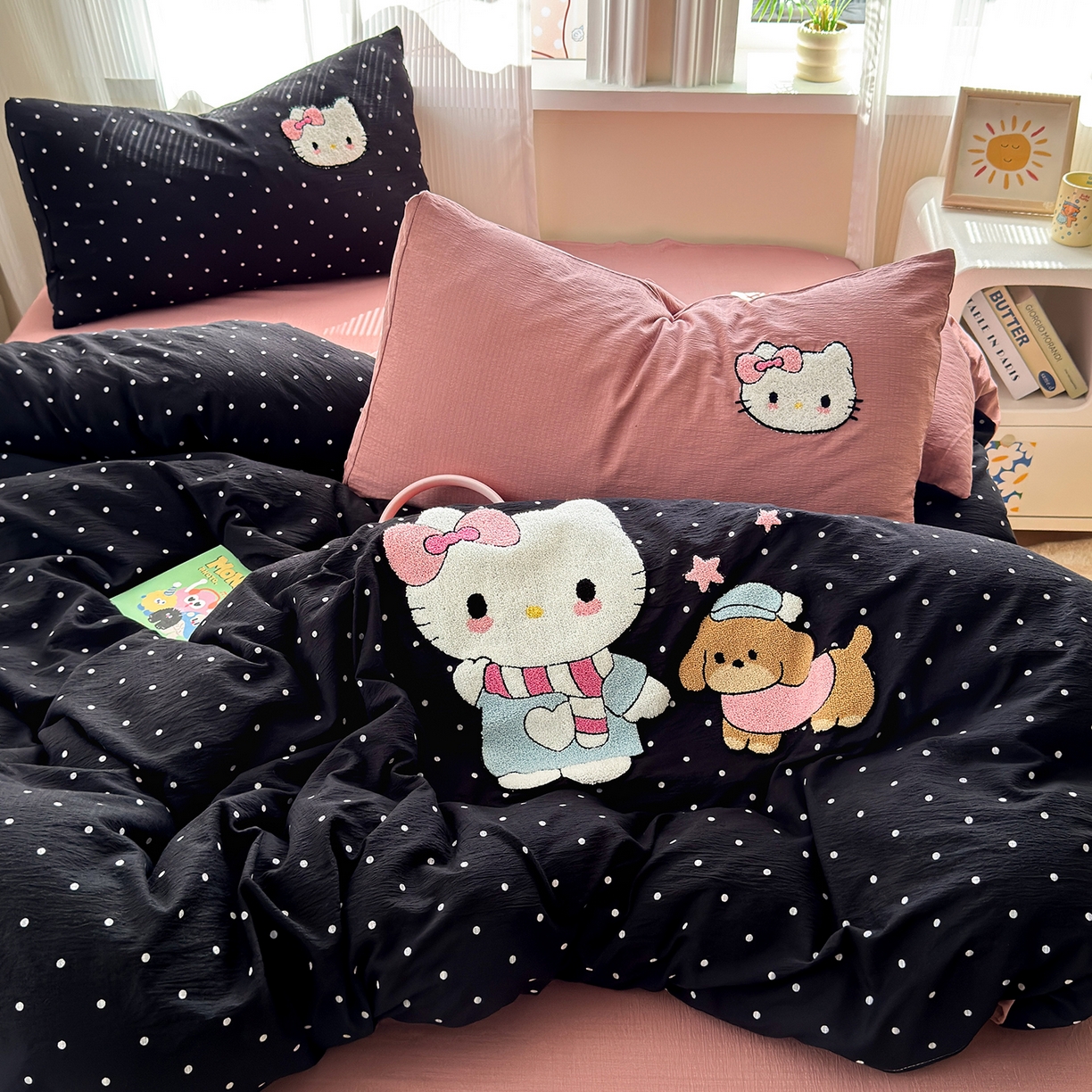 91家纺网 家纺一手货源 找家纺 罗亿家纺 2025新款云感双层纱卡通毛巾绣四件套(小清新系列)） kitty日记