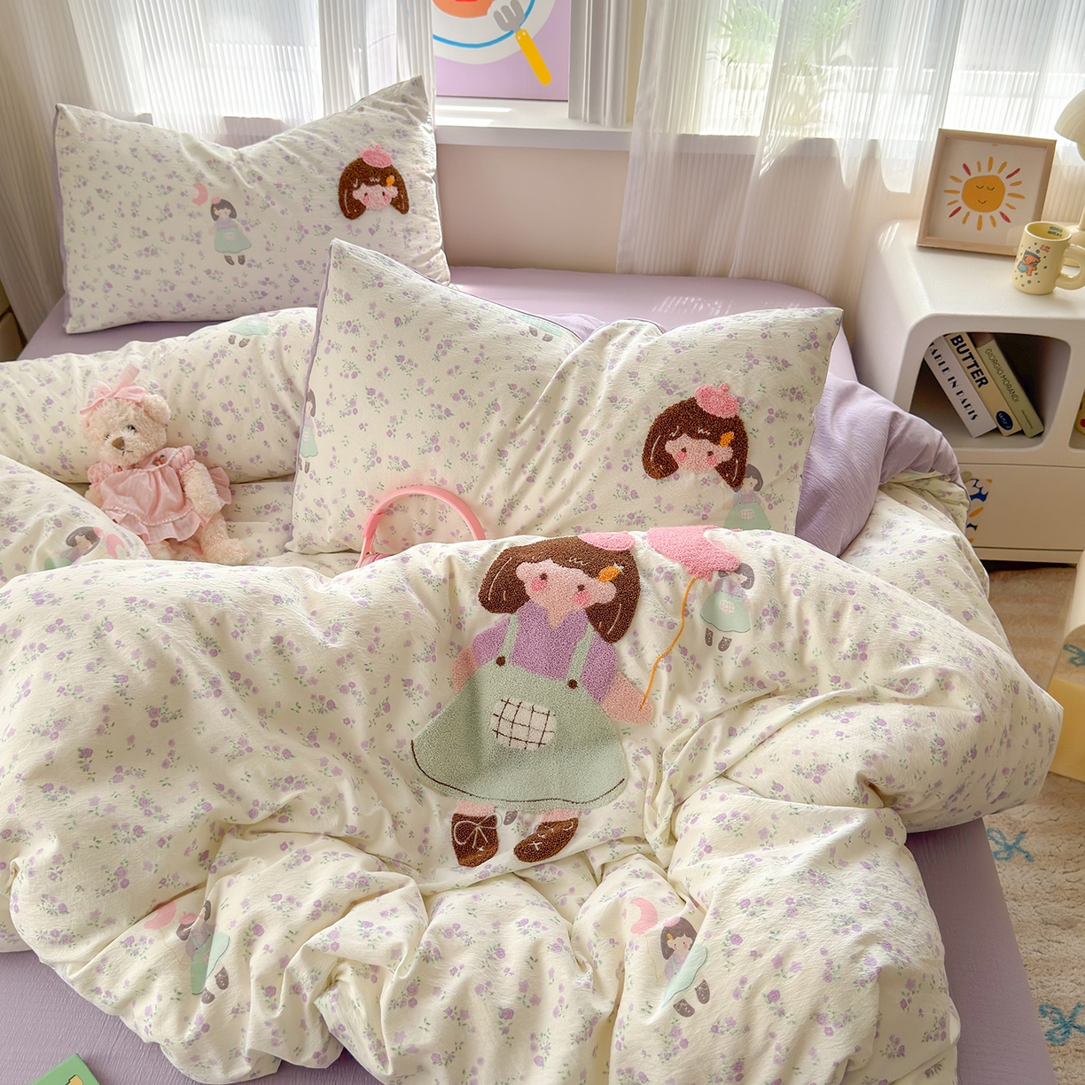 91家纺网 家纺一手货源 找家纺 罗亿家纺 2025新款云感双层纱卡通毛巾绣四件套(小清新系列)） 气球女孩