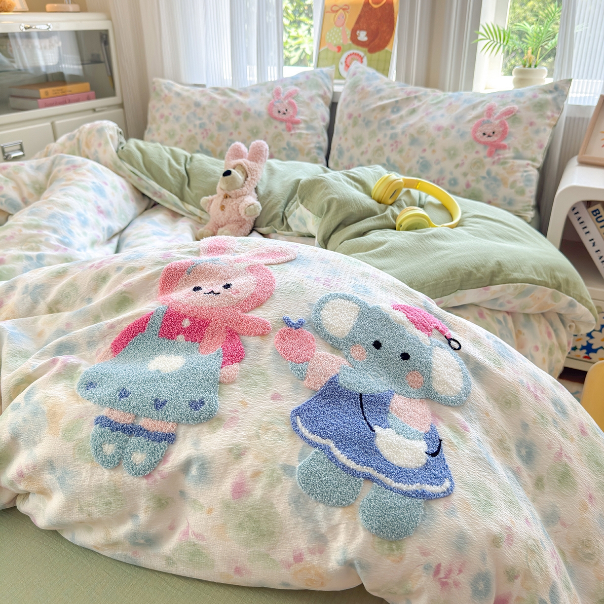 91家纺网 家纺一手货源 找家纺 罗亿家纺 2025新款云感双层纱卡通毛巾绣四件套(小清新系列)） 小象和小兔