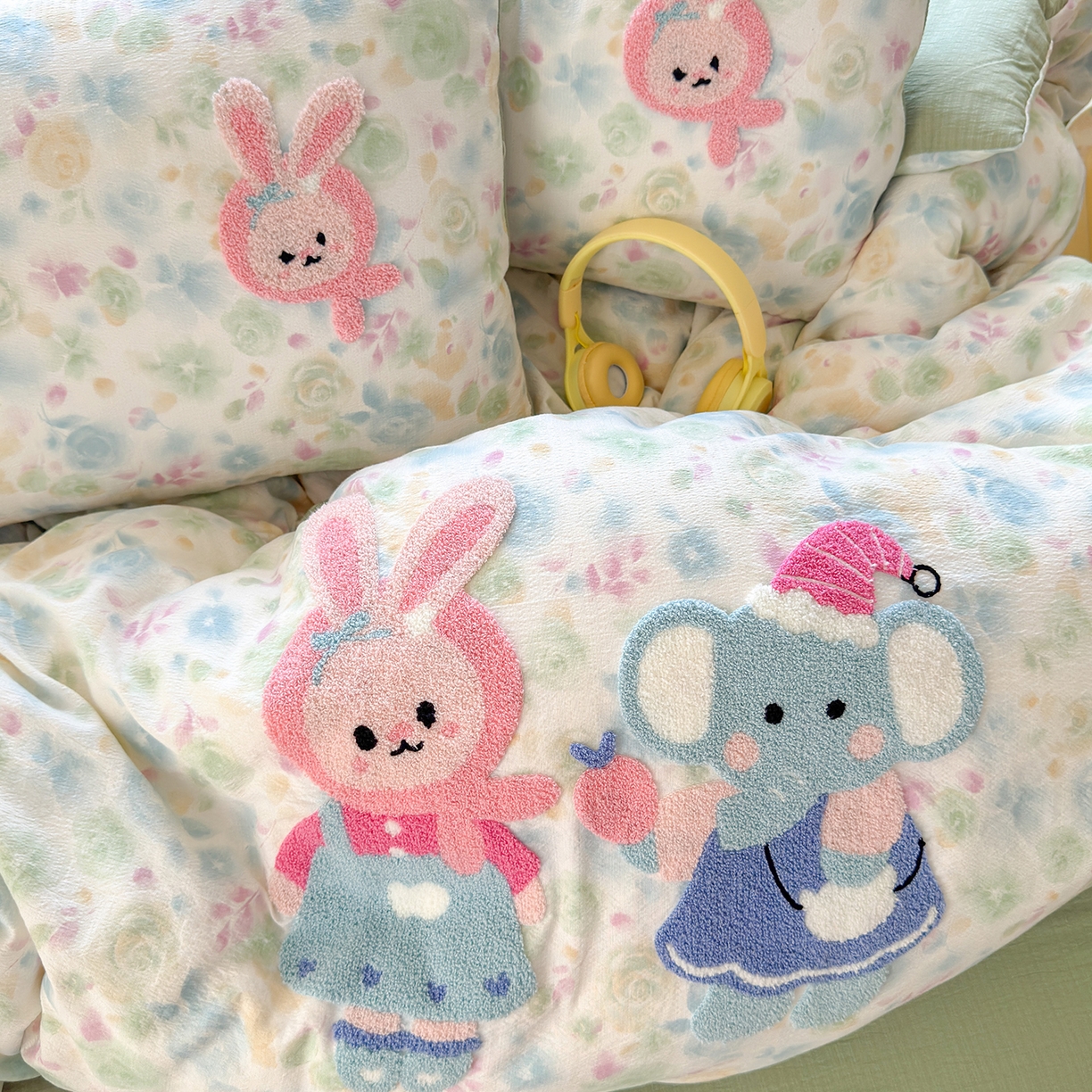 91家纺网 家纺一手货源 找家纺 罗亿家纺 2025新款云感双层纱卡通毛巾绣四件套(小清新系列)） 小象和小兔