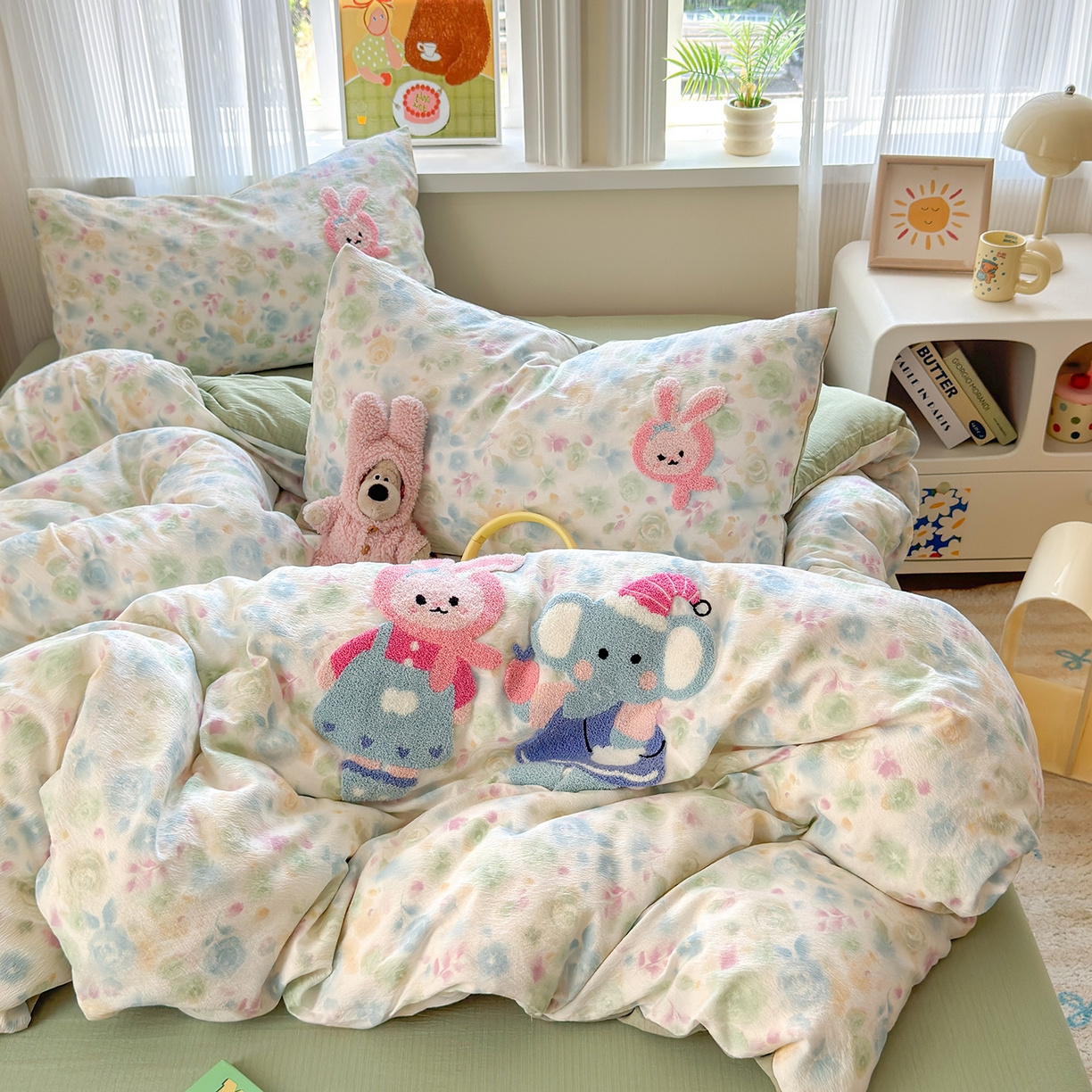 91家纺网 家纺一手货源 找家纺 罗亿家纺 2025新款云感双层纱卡通毛巾绣四件套(小清新系列)） 小象和小兔