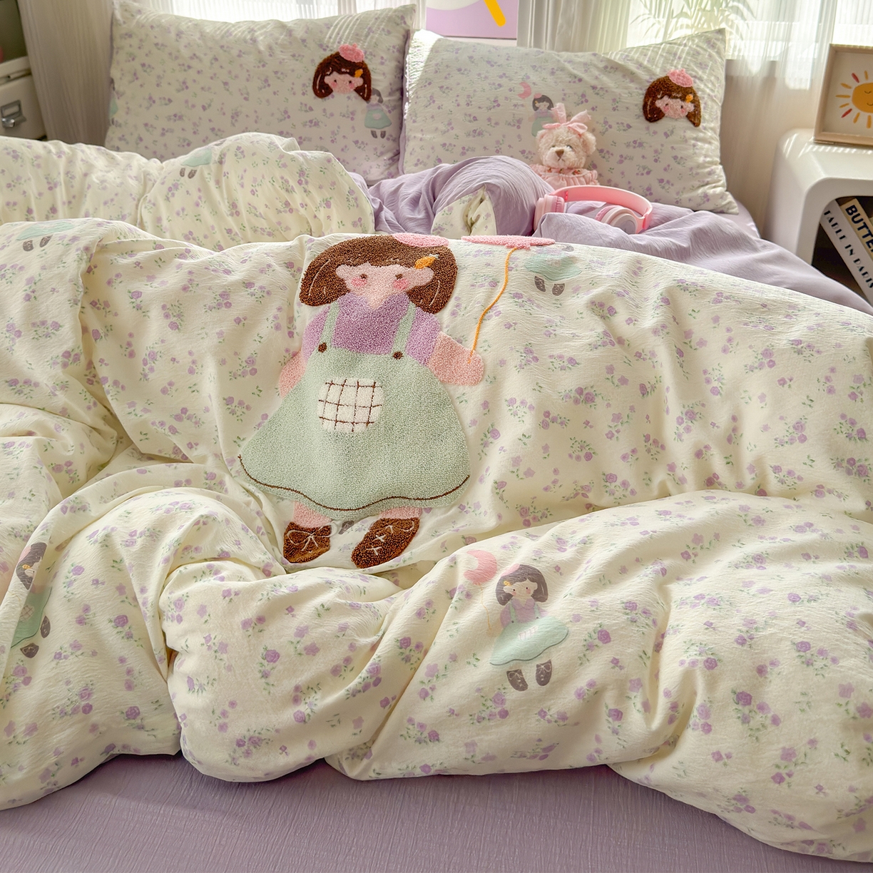 91家纺网 家纺一手货源 找家纺 罗亿家纺 2025新款云感双层纱卡通毛巾绣四件套(小清新系列)） 气球女孩