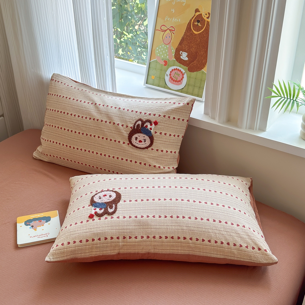 91家纺网 家纺一手货源 找家纺 罗亿家纺 2025新款云感双层纱卡通毛巾绣四件套(小清新系列)） 微笑布布