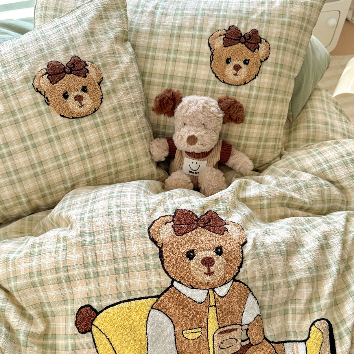 91家纺网 家纺一手货源 找家纺 罗亿家纺 2025新款云感双层纱卡通毛巾绣四件套(小清新系列)） 英伦小熊