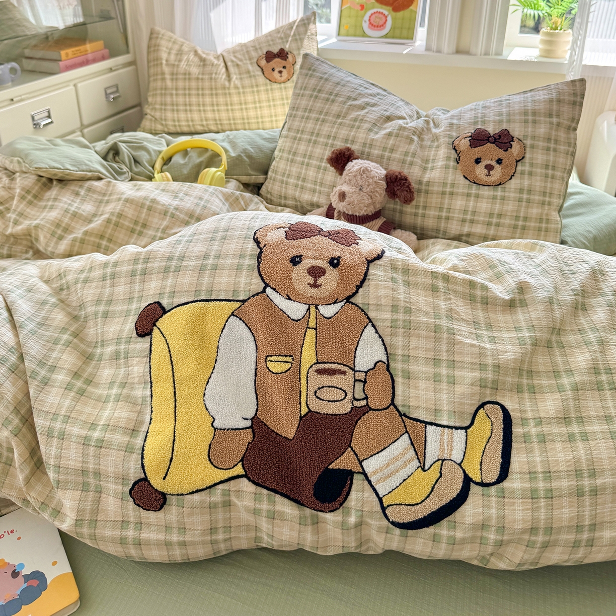 91家纺网 家纺一手货源 找家纺 罗亿家纺 2025新款云感双层纱卡通毛巾绣四件套(小清新系列)） 英伦小熊