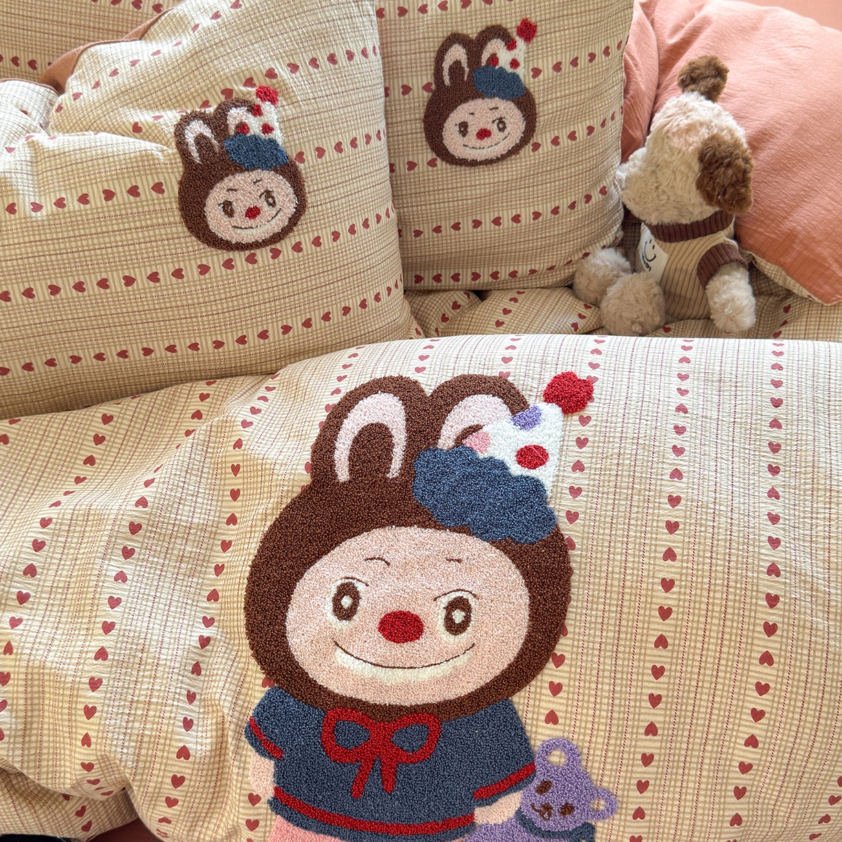 91家纺网 家纺一手货源 找家纺 罗亿家纺 2025新款云感双层纱卡通毛巾绣四件套(小清新系列)） 微笑布布