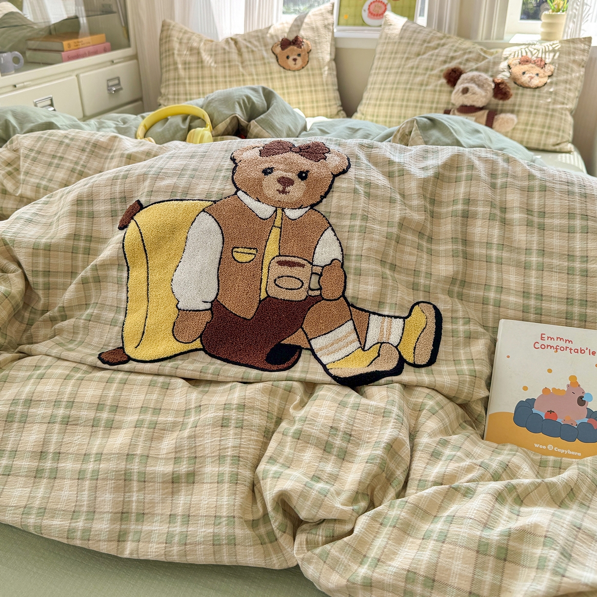 91家纺网 家纺一手货源 找家纺 罗亿家纺 2025新款云感双层纱卡通毛巾绣四件套(小清新系列)） 英伦小熊