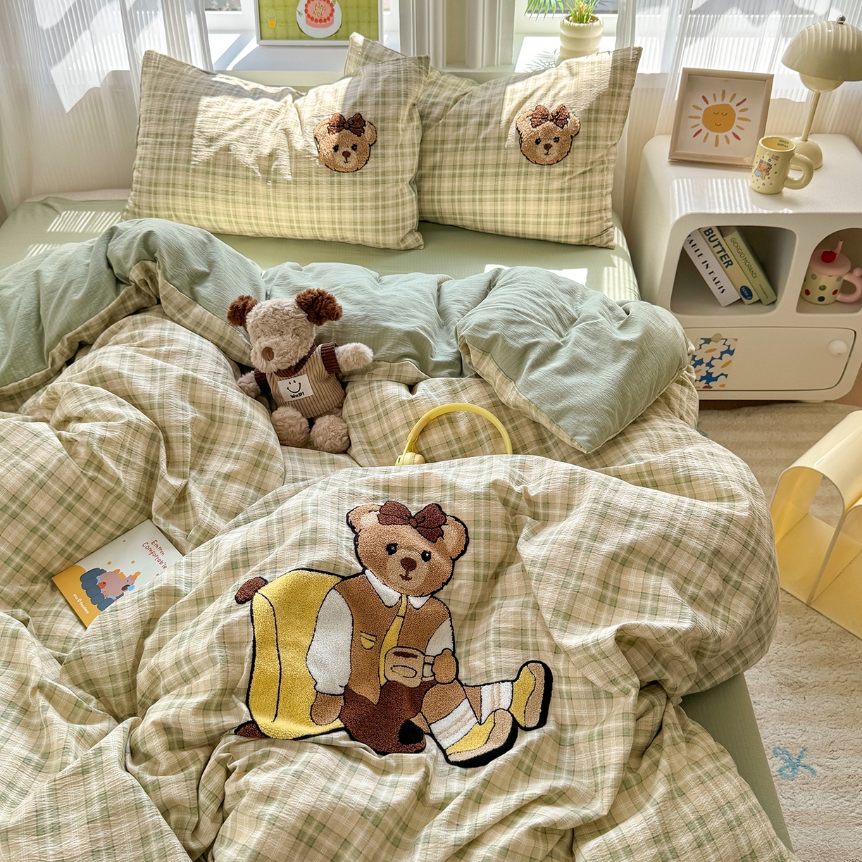 91家纺网 家纺一手货源 找家纺 罗亿家纺 2025新款云感双层纱卡通毛巾绣四件套(小清新系列)） 英伦小熊