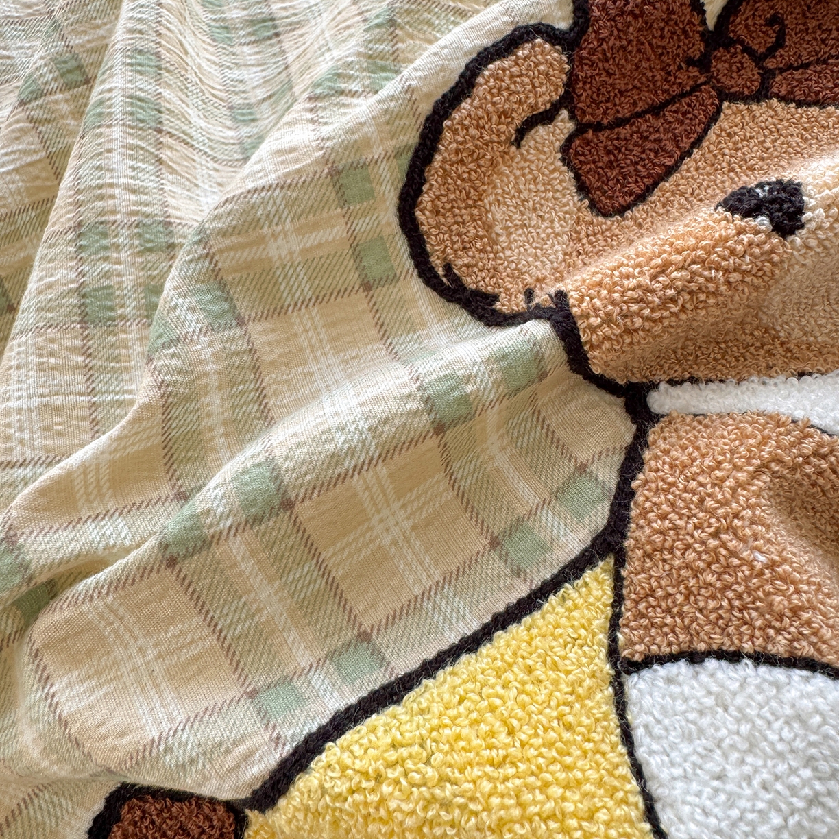 91家纺网 家纺一手货源 找家纺 罗亿家纺 2025新款云感双层纱卡通毛巾绣四件套(小清新系列)） 英伦小熊