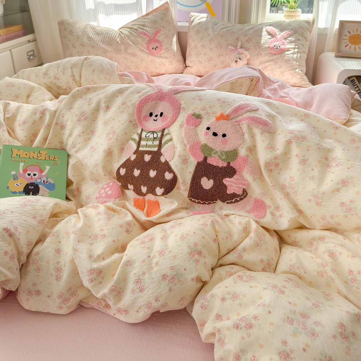 91家纺网 家纺一手货源 找家纺 罗亿家纺 2025新款云感双层纱卡通毛巾绣四件套(小清新系列)） 兔芭比